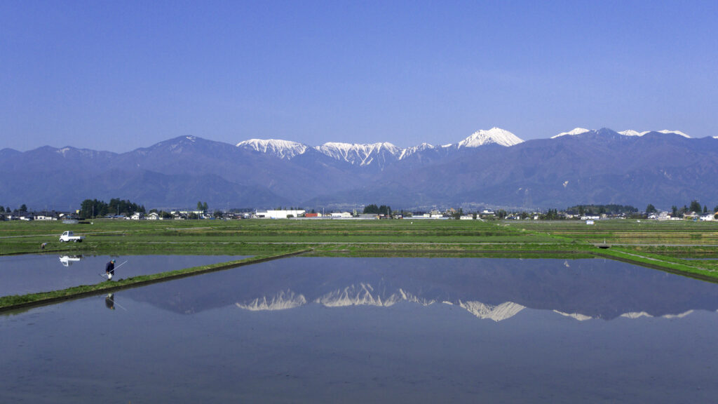 春の安曇野　残雪の常念岳山麓